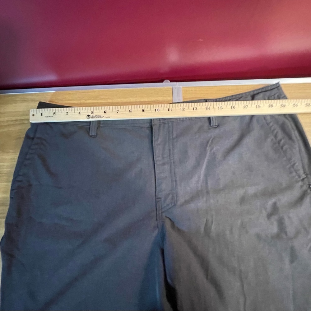 O'Neill Men's Charcoal Flat Front Shorts - Picture 3 of 6